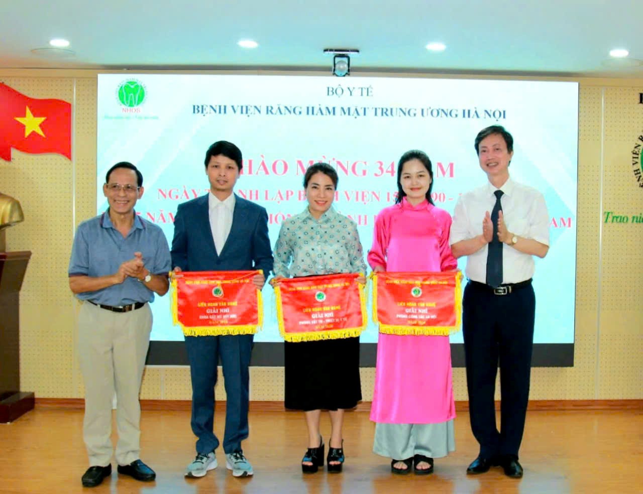 Trao Giải Nhì Liên hoan văn nghệ 
